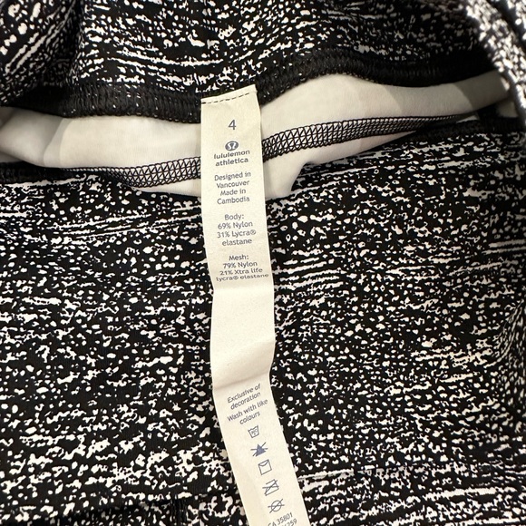 Lululemon black & white pattern size 4 - Picture 3 of 4